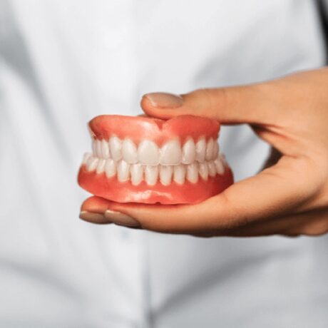 معرفی انواع دندان مصنوعی برای لثه صاف + مراقبت‌های لازم