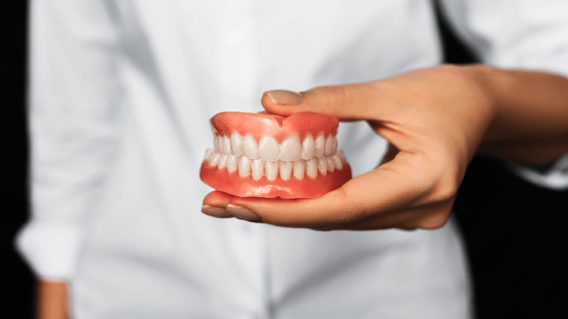 معرفی انواع دندان مصنوعی برای لثه صاف + مراقبت‌های لازم