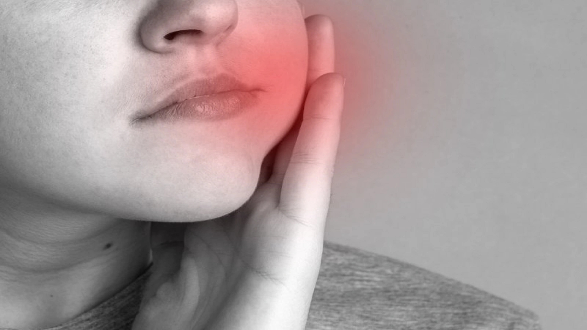 ورم بعد از ایمپلنت چند روز طول میکشد؟ راهنمای جامع کاهش ورم صورت و لثه بعد ایمپلنت