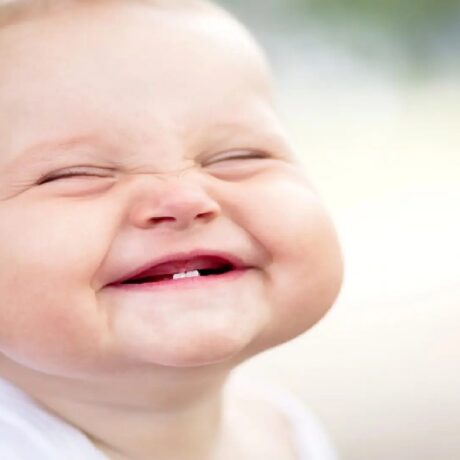 دندان درآوردن نوزاد: بررسی کامل علائم و روش‌هایی برای کاهش درد نوزادان
