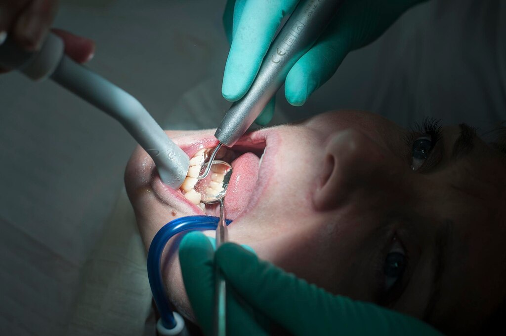 علائم هشدار: چه زمانی احتمالاً به درمان ریشه دندان نیاز دارید؟